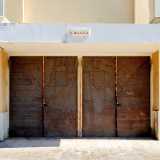 La porta successiva, intitolata alla Croazia, era la pi� preziosa di tutte perch� decorata in lamiera navale dorata